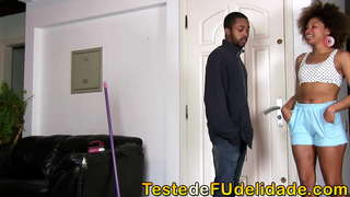 O xefe da máis sensacional belezas quere ollar na súa empregada é sexy Giovanna Bombom por moenda súa casa, usando só un lingerie vermella escena completa no Sitio de Proba de Fudelidade