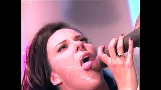 Црниот крал и неговиот гостин, се ебат оваа гладните busty девој