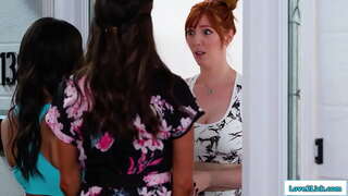 Stepmom agus leasiníon dul chun aghaidh a thabhairt le bulaí agus redhead busty iarrann maithiúnas a thairiscint em 3some.Sí facesits an brunette mar shes ligh