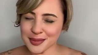 ���ा बसिरहेका को काखमा पति