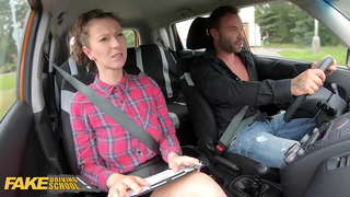 ���ਾਅਲੀ ਡਰਾਇਵਿੰਗ ਸਕੂਲ ਦੇ ਸਿੱਖਣ ਖਰੀਦਦਾ ਹੈ ਇੰਸਟ੍ਰਕਟਰ ਅਮੀਲੀਆ Argan ਦਾ ਇੱਕ ਕਾਫੀ ਅੱਗੇ ਬਾਹਰੀ ਚੁਦਾਈ