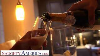 شرارتی امریکہ - Gracie مسحور کن لڑکی کے کپڑے پہنے سے پہلے ڈک سوار