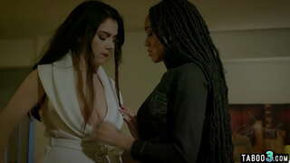 Gedé boobed lesbian boss wareg ku dirina hideung pagawe