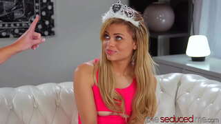 Ваҳшӣ МАМАША Отшлепала Ва Вылизала Симпатичного Наврас