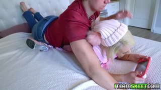 Sexy nga gamer bata Ava Sinclaire dahon sa iyang duwa ug magsugod sa gangbang sa iyang mga hinigugma manok ug naghimo kaniya cum sa iyang big tits