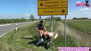 Dalam di jalan dengan berambut perang cum pelacur