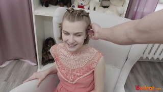 18videoz - Maent yn ei POV-arddull fel y mae hi&#039;n rhoi iddo mawr blowjob synhwyrus