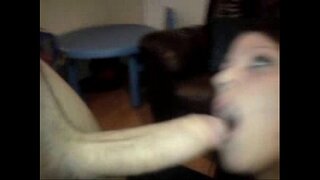 Ļoti jauka lielu cieto gailis kļūst sūkātas sausā