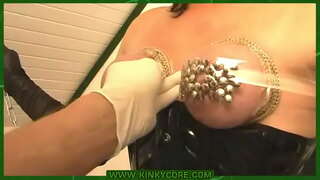 Tits a ' tarraing pins &amp;amp; cluich le pee toll