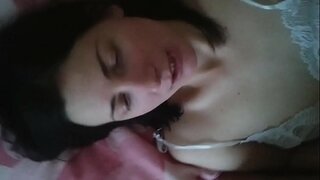 Руската аматерски девојка Oksana fucked во нејзините влакнести пичка, дел 1