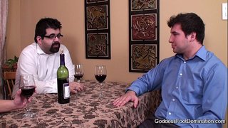 Футфетиш - хатыны яба, өстәл астында эш