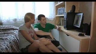 ���ਰੈਟੀ ਕਾਲੇ ਬਾਲਾਂ ਵਾਲੀ ਗੋਰੀ ਕੁੜੀ ਸਫਰ ਨੂੰ ਮੋਟਾ ਲੂੰਡ