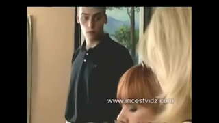 ���ั้นที่แม่และก้าวออกลูกชายไปเยี่ยมผู้นำขั้นป้าของเธอวันเกิด