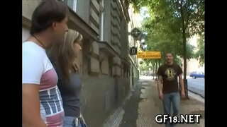 Lad बस्छन र stares