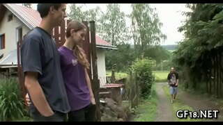 Care prunc se raspandeste picioarele larg deschise