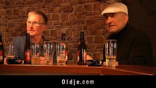 Mapangahason blonde mosuyop sa duha ka tigulang nga dicks