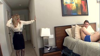 ���หญ่ boobed ผมบลอนด์ milf อยู่ในถุงเท้าและ garter