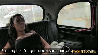 Enorme juggs Ava perforados con el conductor en el asiento trasero de su taxi