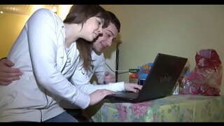 Që babe i merr off tij këmishë blu