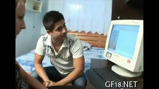 Симпатичная совершеннолетняя девушка-подросток стоит раком