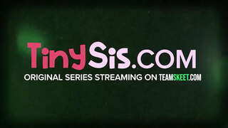 18 سال, آریانا گراند است که در اینجا برای یک چیز و یک چیز تنها به! این الاغ زیبایی را دوست دارد به نگاه در چهره خود را با یک دیک عمیق در پایین گلو او و ناله در لذت وقتی که pl