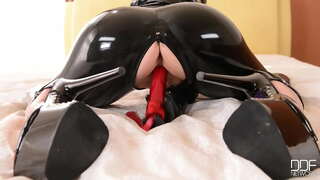 Lucy menikmati dia vibrator