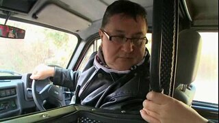 Hadjara תופס טרמפ עם אדם זקן