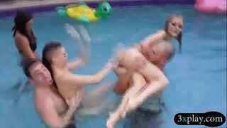 Hotties pool blowjob dhe fucked me të keqe djemtë në orgji