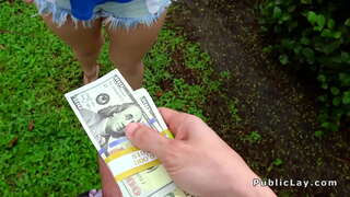 Bubble contenu blonde bangs an der garage zu public