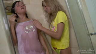 ���องคนเลสเบี้ยนวัยรุ่นมีจริงตอนเธอถึงจุดสุดยอดกับ anal dildo อยู่ในห้องน้ำ