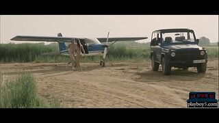 Spanjisht MILF babe fluturon me aeroplan dhe fucks