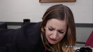 Malalaking utong brunette boss daliri ang kanyang tindera