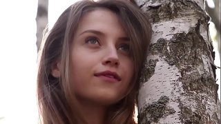 ���ಿಹಿ ಯುವತಿಯ ನಿಕೋಲಿನಾ ಕಾಡಿನಲ್ಲಿ ತನ್ನ ಬಟ್ಟೆಗಳನ್ನು ತೆಗೆದುಹಾಕುತ್ತದೆ