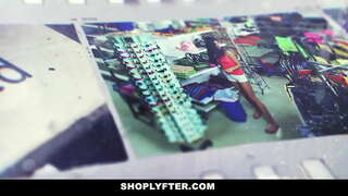 Blonde tin-edyer mao ang usa ka gabii nga pagbalhin nga empleyado sa tindahan.Ang opisyal nga gidakop siya sa pagpangawat sa buntag sa pagbalhin sa mga taho ug siya miangkon nga siya sa pagbuhat niini sa 1 o 2 mga panahon.Ang opisyal nga hawa sa iyang dick ug lets sa iyang tutunlan.....Sa pagbalik niya nagatilap ug fucks sa iyang pussy.