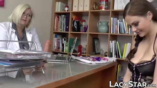 Busty GILF domine yon cho babe jèn