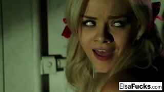 Руса маце получава удар