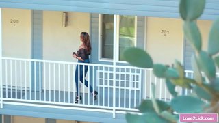 Маћеха једе длакаве пичке својих пасторки-лезбејских Тинејџера