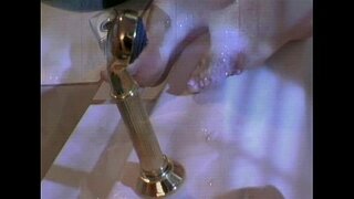 Zmysłowy lesbijki seks w wannie z hydromasażem