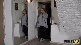 Долг4 тыс. Малышка не могла выплатить долг за большие сиськи, поэтому коллекционер жестко трахнул ее