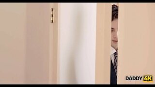 DADDY4K. Meravellosa escena de sexe pel pare vell i la bella núvia d'