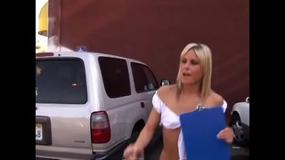 Jovem loira leva pau duro no seu molhado vulva depilada