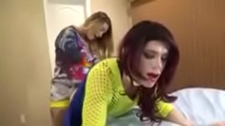 Sissy strapon ਕੇ ਪ੍ਰਭਾਵਸ਼ਾਲੀ ਔਰਤ ਨੂੰ ਸਿਖਰ