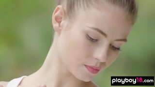 Payat buhok slut stripping sa panahon sa kahon sa pagbansay