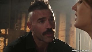 Yefrou di skol Charla Dia látigos amordazado chikitu ta maron katibu Zoe Spar, abou, den un baki di contador di servisio velilla di su tonto ku bola e caloroso