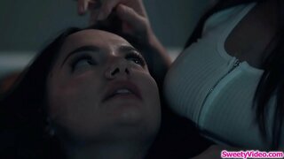 ���ምገማ busty babe ቅድሚያ የሚሰጡዋቸውን lesbian አጋር