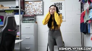 Ас бӧрсяз кыр басьтыса жугон охранниксэс зол джуди егитъем кысӥе джоли брюнетка