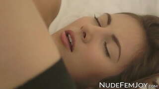 ́� titted 갈색 머리 솔로 여자 마찰