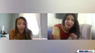 Подружки-студентки решают использовать свои игрушки во время видеосвязи.Грудастая красотка затыкает анальную дырку в свою задницу, в то время как брюнетка с маленькими сиськами насаживается задницей на игрушку