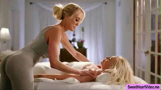 Милфа Брэнди Лав ярдәм итә киске үз Клиентки Лиры Лоус ирешә оргазма