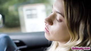 U paytdan jaziramasidan ko&#039;tarilamiz sifatida Khloe gias qizg&#039;in teginishni dan taslim